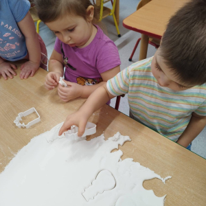 Dzieci realizują grudniowe zadanie innowacji pedagogicznej Sensoryczne Przygody Malucha.