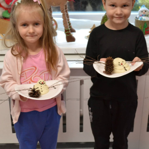 Dzieci realizują grudniowe zadanie innowacji pedagogicznej Sensoryczne Przygody Malucha.