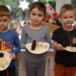 Dzieci realizują grudniowe zadanie innowacji pedagogicznej Sensoryczne Przygody Malucha.