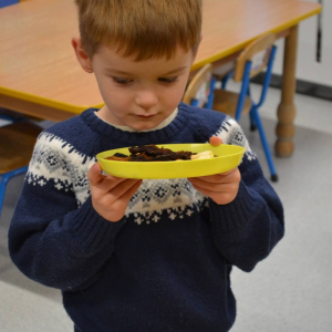 Dzieci realizują grudniowe zadanie innowacji pedagogicznej Sensoryczne Przygody Malucha.