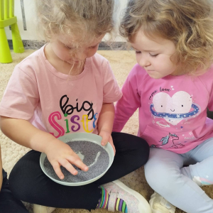 Dzieci realizują grudniowe zadanie innowacji pedagogicznej Sensoryczne Przygody Malucha.