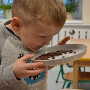 Dzieci realizują grudniowe zadanie innowacji pedagogicznej Sensoryczne Przygody Malucha.