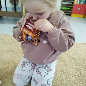 Dzieci realizują grudniowe zadanie innowacji pedagogicznej Sensoryczne Przygody Malucha.