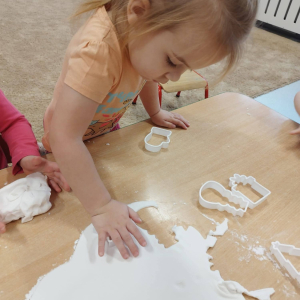 Dzieci realizują grudniowe zadanie innowacji pedagogicznej Sensoryczne Przygody Malucha.