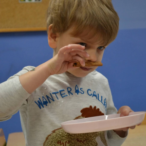 Dzieci realizują grudniowe zadanie innowacji pedagogicznej Sensoryczne Przygody Malucha.