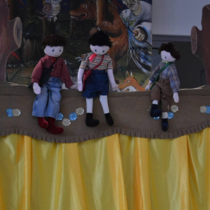 Przedszkolaki oglądają przedstawienie teatralne.