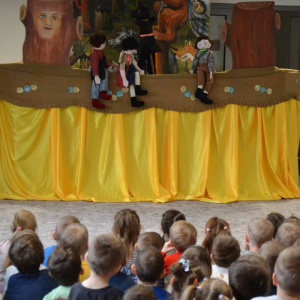 Przedszkolaki oglądają przedstawienie teatralne.