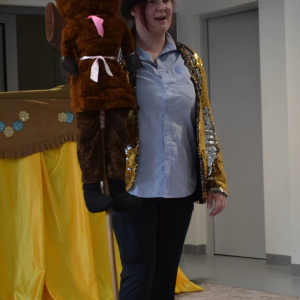 Przedszkolaki oglądają przedstawienie teatralne.