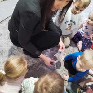 Nasze przedszkolaki uczestniczyły w prelekcji prowadzonej przez pracownika Powiatowej Stacji Sanitarno-Epidemiologicznej w Dąbrowie Górniczej.