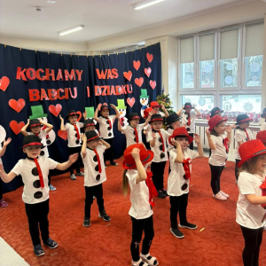 Występy dzieci  z okazji Dnia Babci i Dziadka.