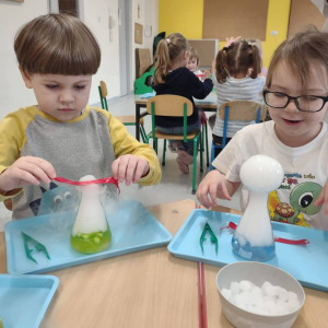 Dzieci uczestniczą w warsztatach naukowych.