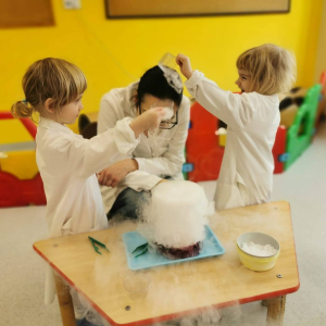 Dzieci uczestniczą w warsztatach naukowych.