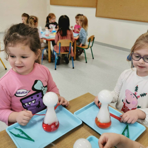 Dzieci uczestniczą w warsztatach naukowych.