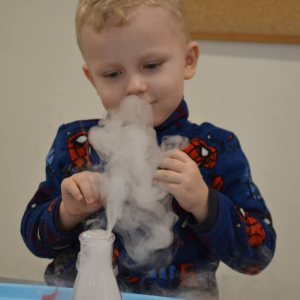 Dzieci uczestniczą w warsztatach naukowych.