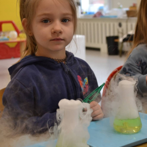 Dzieci uczestniczą w warsztatach naukowych.