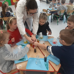 Dzieci uczestniczą w warsztatach naukowych.