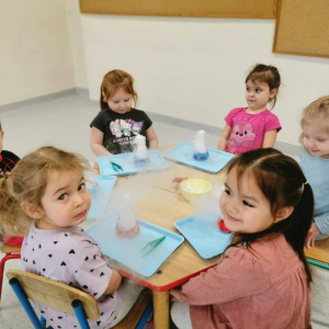 Dzieci uczestniczą w warsztatach naukowych.