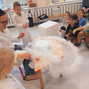 Dzieci uczestniczą w warsztatach naukowych.