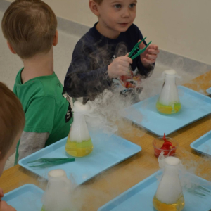 Dzieci uczestniczą w warsztatach naukowych.