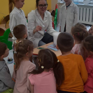 Dzieci uczestniczą w warsztatach naukowych.