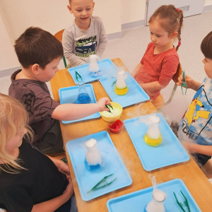 Dzieci uczestniczą w warsztatach naukowych.