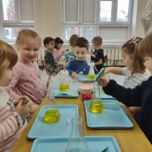 Dzieci uczestniczą w warsztatach naukowych.