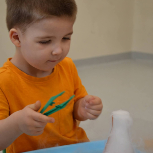 Dzieci uczestniczą w warsztatach naukowych.