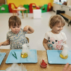 Dzieci uczestniczą w warsztatach naukowych.