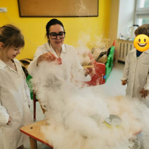 Dzieci uczestniczą w warsztatach naukowych.