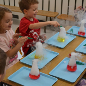 Dzieci uczestniczą w warsztatach naukowych.