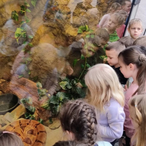 Dzieci zwiedzają Egzotarium w Sosnowcu.