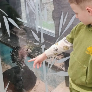 Dzieci zwiedzają Egzotarium w Sosnowcu.