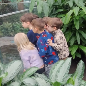 Dzieci zwiedzają Egzotarium w Sosnowcu.