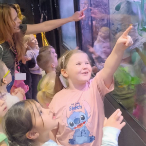 Dzieci zwiedzają Egzotarium w Sosnowcu.