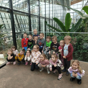 Dzieci zwiedzają Egzotarium w Sosnowcu.