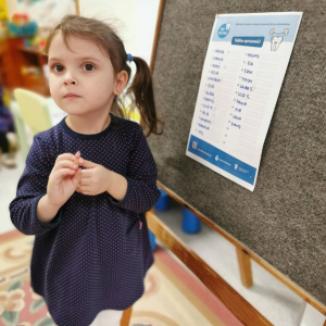 Dzieci poznają zasady prawidłowej higieny jamy ustnej.