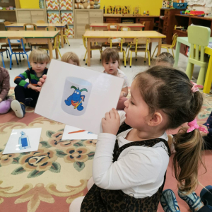Dzieci poznają zasady prawidłowej higieny jamy ustnej.
