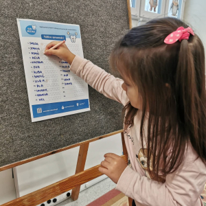 Dzieci poznają zasady prawidłowej higieny jamy ustnej.