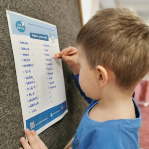 Dzieci poznają zasady prawidłowej higieny jamy ustnej.