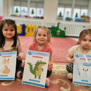 Dzieci poznają zasady prawidłowej higieny jamy ustnej.