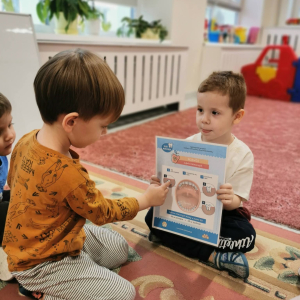 Dzieci poznają zasady prawidłowej higieny jamy ustnej.