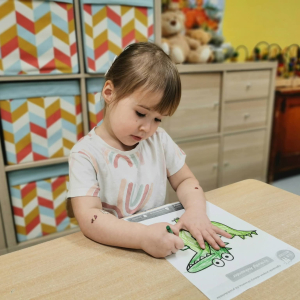 Dzieci poznają zasady prawidłowej higieny jamy ustnej.
