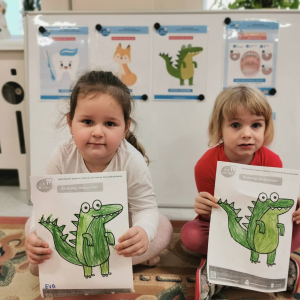 Dzieci poznają zasady prawidłowej higieny jamy ustnej.