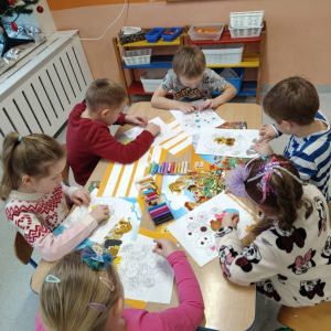 Dzieci z grupy Biedronki  zrealizowały kolejne zadanie z projektu edukacyjnego Zabawa Sztuką, którym jest malowanie plasteliną.