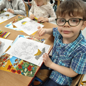 Dzieci z grupy Biedronki  zrealizowały kolejne zadanie z projektu edukacyjnego Zabawa Sztuką, którym jest malowanie plasteliną.