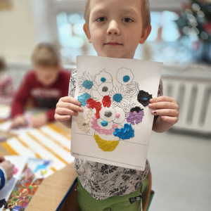 Dzieci z grupy Biedronki  zrealizowały kolejne zadanie z projektu edukacyjnego Zabawa Sztuką, którym jest malowanie plasteliną.