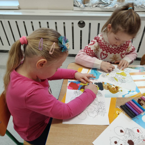 Dzieci z grupy Biedronki  zrealizowały kolejne zadanie z projektu edukacyjnego Zabawa Sztuką, którym jest malowanie plasteliną.