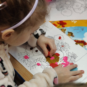 Dzieci z grupy Biedronki  zrealizowały kolejne zadanie z projektu edukacyjnego Zabawa Sztuką, którym jest malowanie plasteliną.