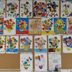 Dzieci z grupy Biedronki  zrealizowały kolejne zadanie z projektu edukacyjnego Zabawa Sztuką, którym jest malowanie plasteliną.