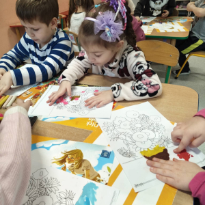 Dzieci z grupy Biedronki  zrealizowały kolejne zadanie z projektu edukacyjnego Zabawa Sztuką, którym jest malowanie plasteliną.